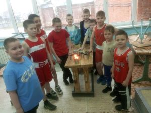 Камполянские юные боксеры приняли участие в изготовлении окопных свечей